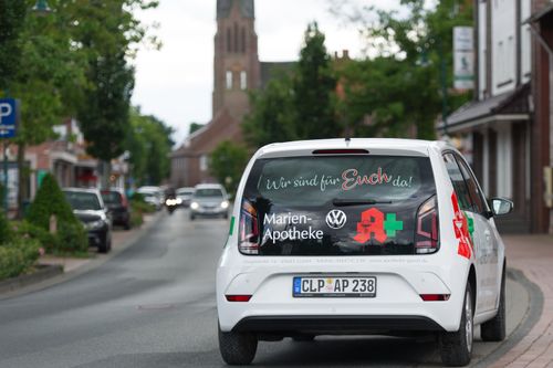 Ein weißer VW Up der Marienapotheke Garrel, der Medikamente flink zum Kunden bringt
