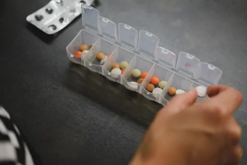 Ein transparenter Medikamentenblister mit verschiedenfarbigen Tabletten